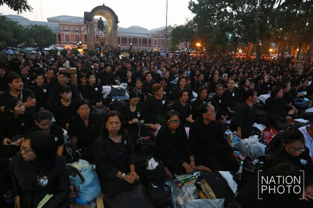 ประชาชนเนืองแน่น รอชมริ้วขบวนพระบรมราชอิสริยยศ ในงานพระราชพิธีถวายพระเพลิงพระบรมศพ
