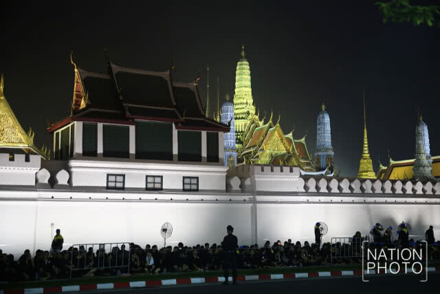 พสกนิกรเนืองแน่น ร่วมพระราชพิธีฯ ยาวตลอดถนนราชดำเนินกลาง