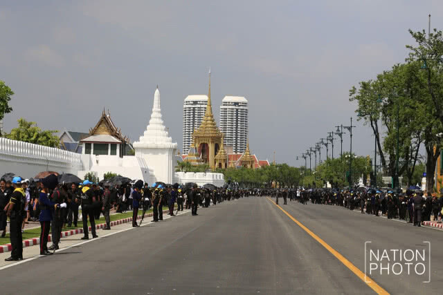 ประชาชนเดินทางออก จากมณฑลพิธีท้องสนามหลวง