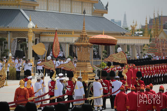 อัญเชิญพระบรมโกศขึ้นประดิษฐาน ณ พระจิตกาธาน
