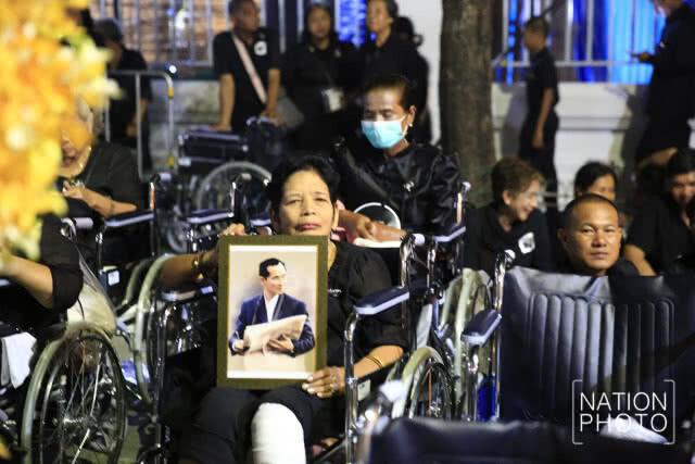 พสกนิกรเนืองแน่น ร่วมพระราชพิธีฯ ยาวตลอดถนนราชดำเนินกลาง