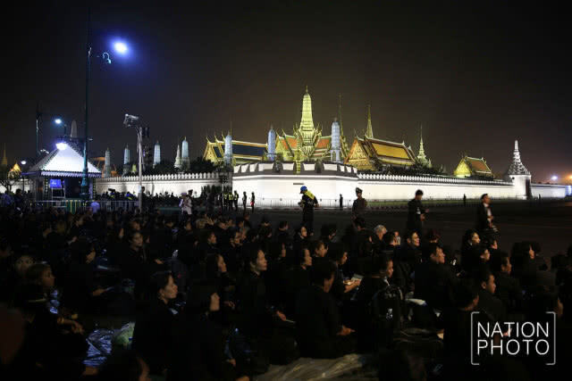 พสกนิกรเนืองแน่น ร่วมพระราชพิธีฯ ยาวตลอดถนนราชดำเนินกลาง