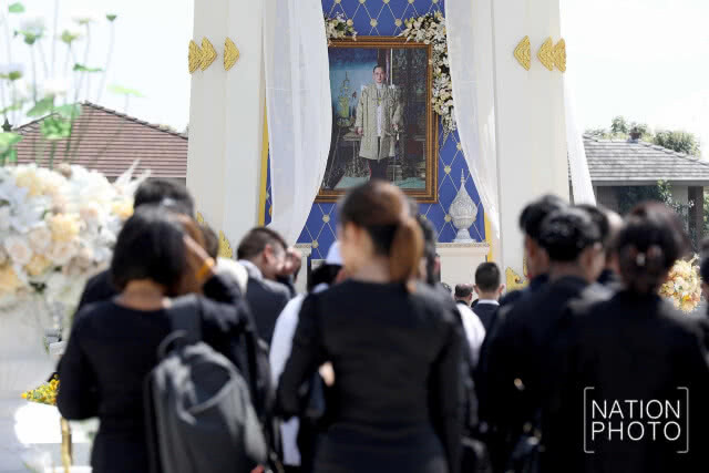 ถวายดอกไม้จันทน์ ณ วัดบัวขวัญ