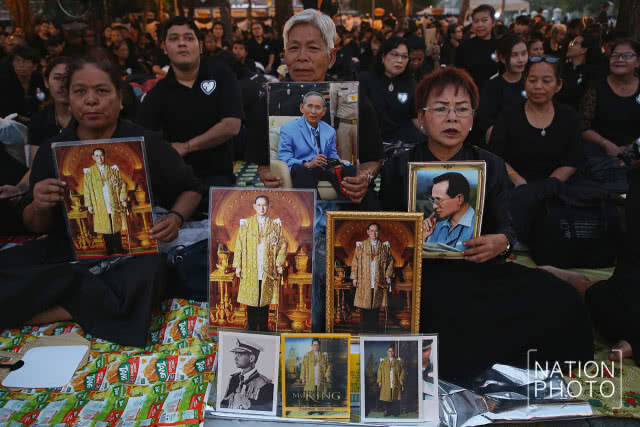 ประชาชนเนืองแน่น รอชมริ้วขบวนพระบรมราชอิสริยยศ ในงานพระราชพิธีถวายพระเพลิงพระบรมศพ