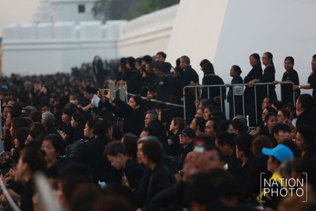 ประชาชนเนืองแน่น รอชมริ้วขบวนพระบรมราชอิสริยยศ ในงานพระราชพิธีถวายพระเพลิงพระบรมศพ