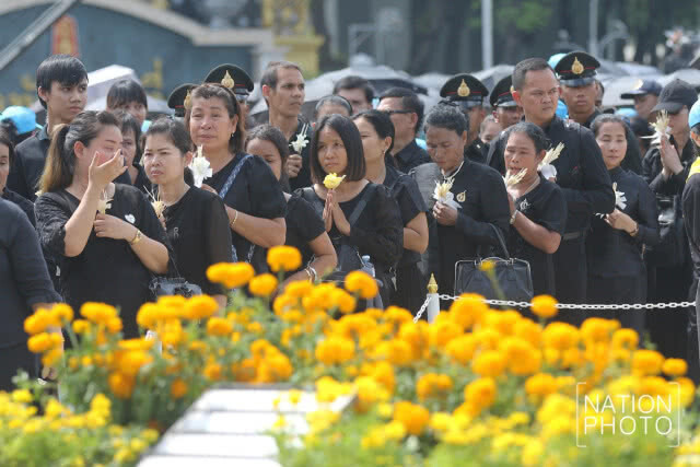ประชาชนถวายดอกไม้จันทน์ ณ ลานพระราชวังดุสิต