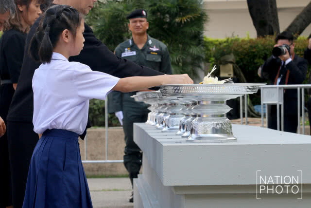 สนามกีฬาไทย-ญี่ปุ่นดินแดงแน่น! ประชาชนมาถวายดอกไม้จันทน์