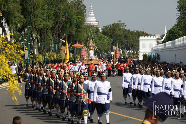 สมเด็จพระเจ้าอยู่หัว เสด็จฯร่วมในริ้วขบวนพระบรมราชอิสริยยศ