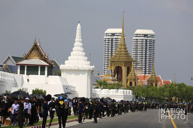 ประชาชนเดินทางออก จากมณฑลพิธีท้องสนามหลวง