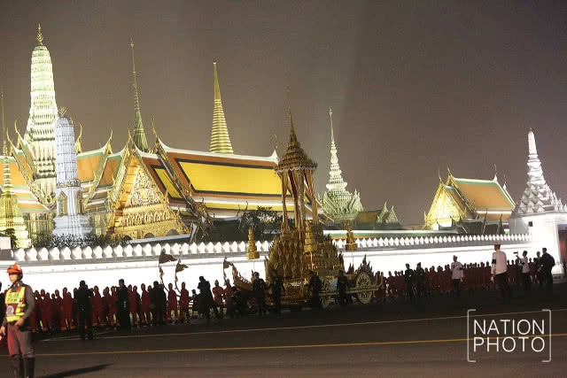 พระมหาพิชัยราชรถ ราชรถน้อยและเกรินบันไดนาค เคลื่อนผ่านถนนหน้าพระลาน