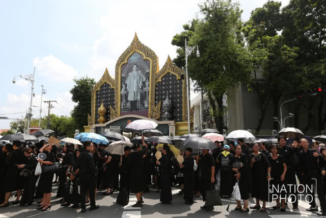 ประชาชนถวายดอกไม้จันทน์ ณ ลานพระราชวังดุสิต