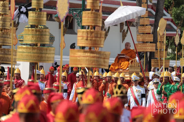 สมเด็จพระเจ้าอยู่หัว เสด็จฯร่วมริ้วขบวนพระบรมราชอิสริยยศ พระราชพิธีถวายพระเพลิงพระบรมศพ