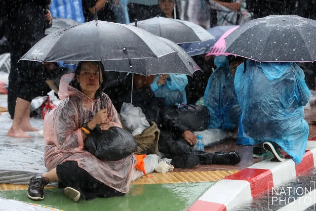 ตำรวจตากฝน ประชาชนกางร่มให้