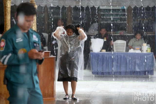 ตำรวจตากฝน ประชาชนกางร่มให้