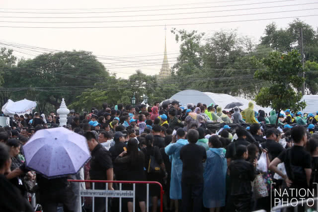 รวมภาพ เช้า-ค่ำ พสกนิกรร่วมชมริ้วขบวนพระบรมราชอิสริยยศ
