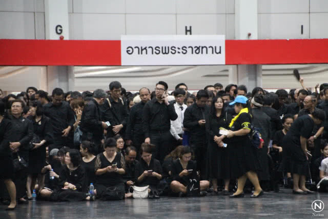 ปชช.กว่า 3 หมื่น หลั่งไหลวางดอกไม้จันทน์ ล้นไบเทค บางนา