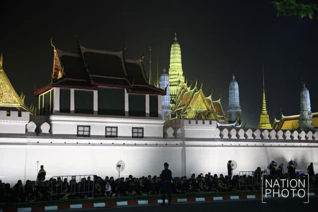 รวมภาพ เช้า-ค่ำ พสกนิกรร่วมชมริ้วขบวนพระบรมราชอิสริยยศ