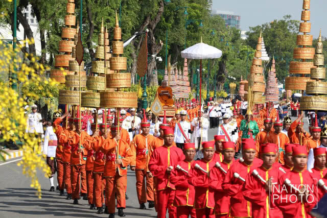 สมเด็จพระเจ้าอยู่หัว เสด็จฯร่วมในริ้วขบวนพระบรมราชอิสริยยศ