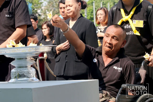 สนามกีฬาไทย-ญี่ปุ่นดินแดงแน่น! ประชาชนมาถวายดอกไม้จันทน์