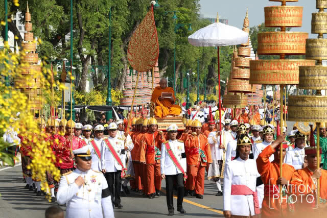 สมเด็จพระเจ้าอยู่หัว เสด็จฯร่วมในริ้วขบวนพระบรมราชอิสริยยศ