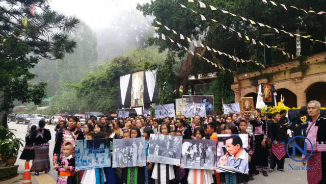 ชาวไทยภูเขาเดินลงดอยปุยร่วมพิธีถวายดอกไม้จันทน์