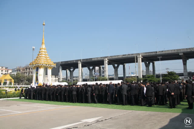 ปชช.กว่า 3 หมื่น หลั่งไหลวางดอกไม้จันทน์ ล้นไบเทค บางนา