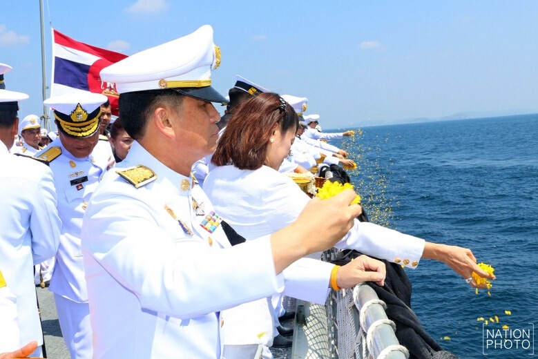 เรือรบหลวงตากสินล่องทะเลลอยเถ้าดอกไม้จันทน์