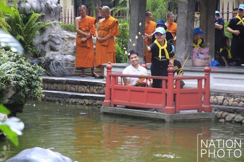 ‘พระองค์ที’ ทรงทำกิจกรรมจิตอาสาวัดประยุรวงศาวาส