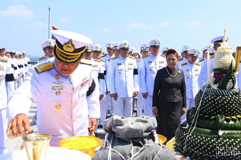 เรือรบหลวงตากสินล่องทะเลลอยเถ้าดอกไม้จันทน์