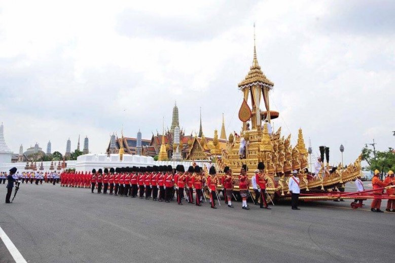 สื่อนอกรายงานข่าว ชาวไทยพร้อมใจถวายอาลัยพ่อ