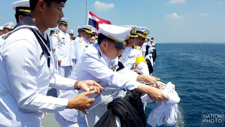 เรือรบหลวงตากสินล่องทะเลลอยเถ้าดอกไม้จันทน์