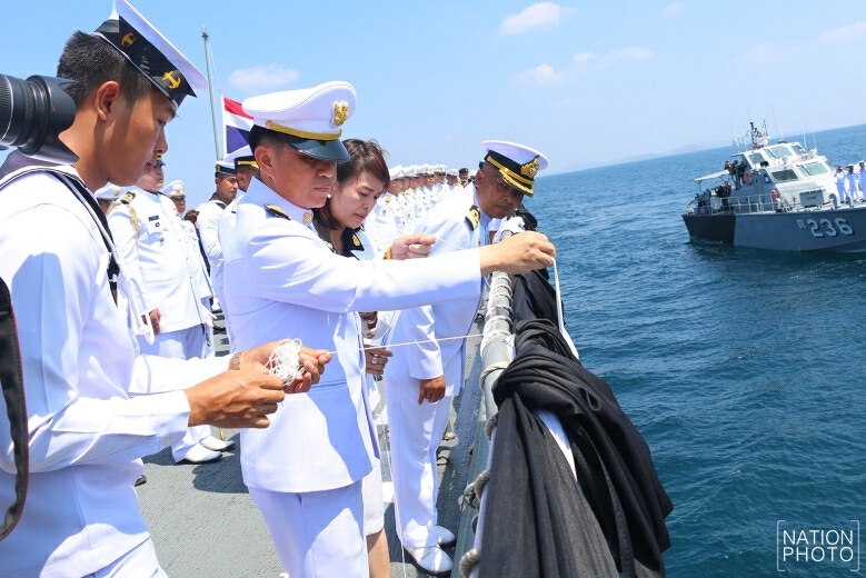 เรือรบหลวงตากสินล่องทะเลลอยเถ้าดอกไม้จันทน์