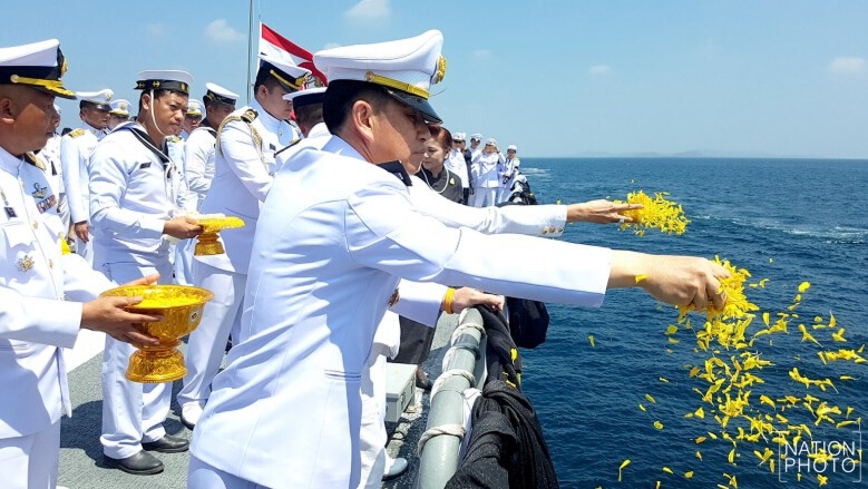 เรือรบหลวงตากสินล่องทะเลลอยเถ้าดอกไม้จันทน์