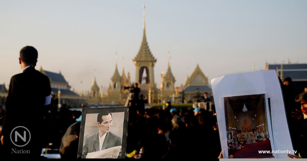 พสกนิกรยังคงปักหลักรอชมพระราชพิธีเก็บพระอัฐิและริ้วขบวนพระบรมราชอิสริยยศที่ 4