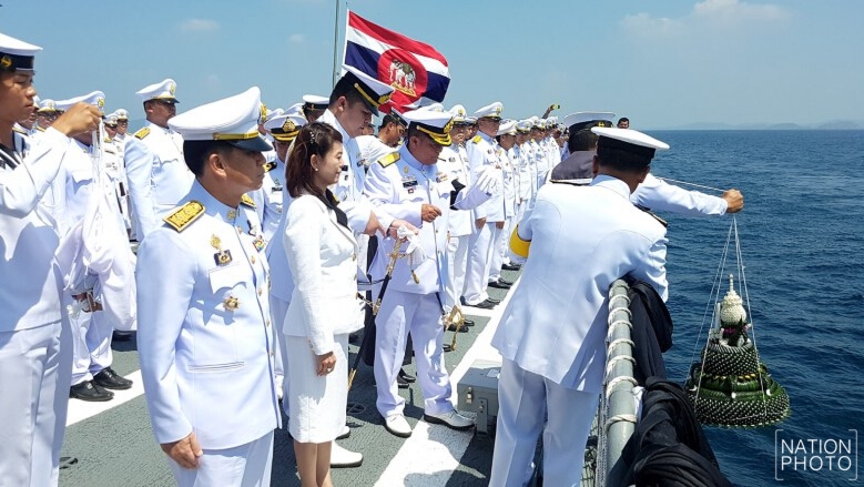 เรือรบหลวงตากสินล่องทะเลลอยเถ้าดอกไม้จันทน์