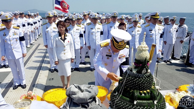 เรือรบหลวงตากสินล่องทะเลลอยเถ้าดอกไม้จันทน์