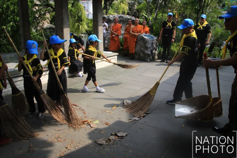 ‘พระองค์ที’ ทรงทำกิจกรรมจิตอาสาวัดประยุรวงศาวาส