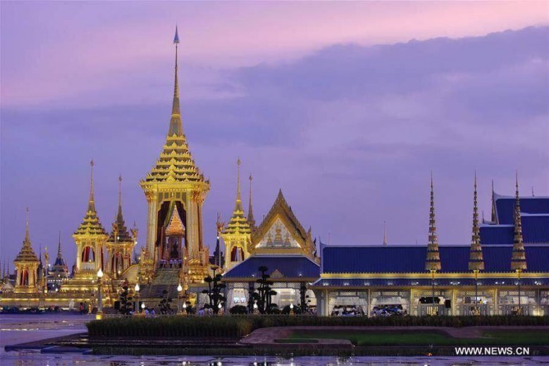 สื่อนอกรายงานข่าว ชาวไทยพร้อมใจถวายอาลัยพ่อ