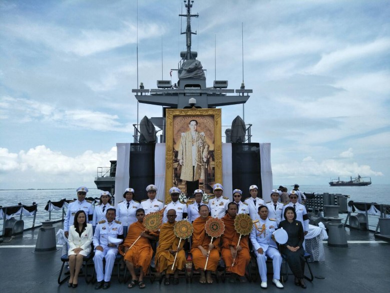 อัญเชิญพระโกศฯลงเรือหลวงกระบี่ลอยเถ้าดอกไม้จันทน์