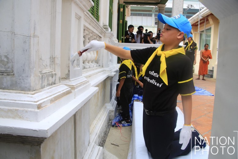 ‘พระองค์ที’ ทรงทำกิจกรรมจิตอาสาวัดประยุรวงศาวาส
