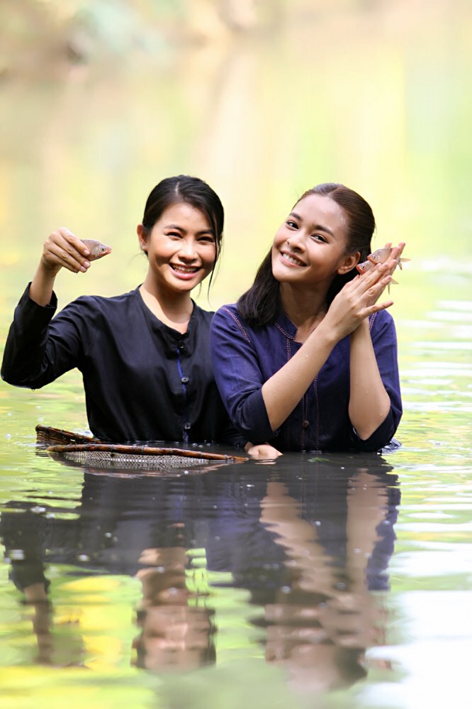 "ไมค์-ปุ๊กลุก" โชว์หวานสะท้านคุ้งน้ำ
