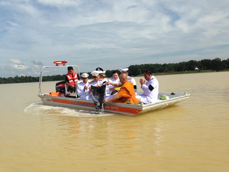 อัญเชิญพระโกศฯลงเรือหลวงกระบี่ลอยเถ้าดอกไม้จันทน์