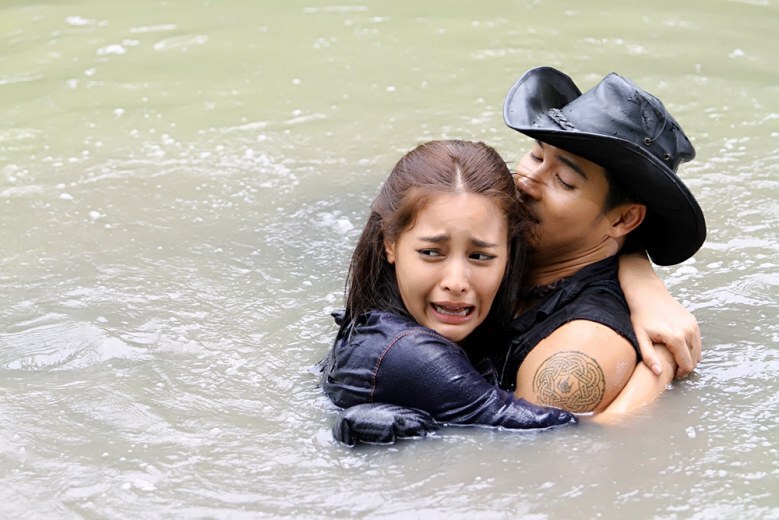 "ไมค์-ปุ๊กลุก" โชว์หวานสะท้านคุ้งน้ำ