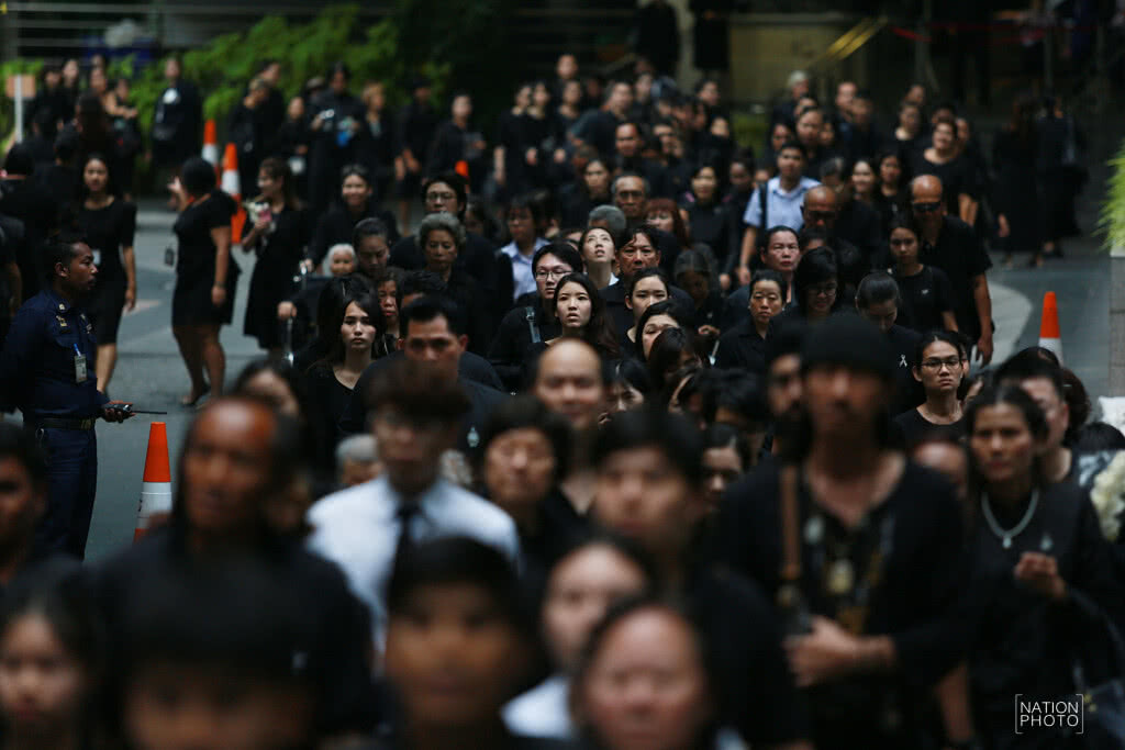 สื่อนอกรายงานข่าว ชาวไทยพร้อมใจถวายอาลัยพ่อ