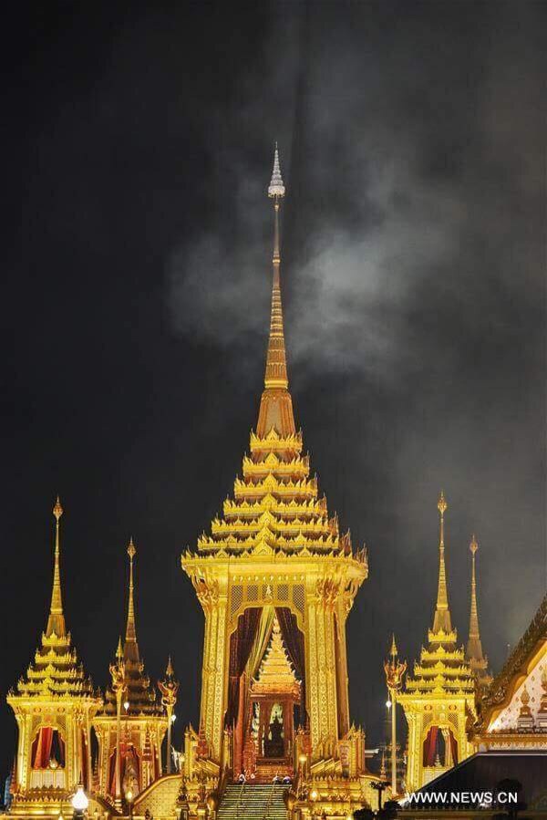 สื่อนอกรายงานข่าว ชาวไทยพร้อมใจถวายอาลัยพ่อ