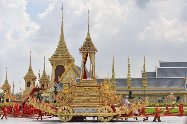 สื่อนอกรายงานข่าว ชาวไทยพร้อมใจถวายอาลัยพ่อ