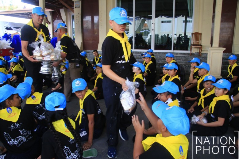‘พระองค์ที’ ทรงทำกิจกรรมจิตอาสาวัดประยุรวงศาวาส