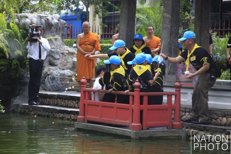 ‘พระองค์ที’ ทรงทำกิจกรรมจิตอาสาวัดประยุรวงศาวาส