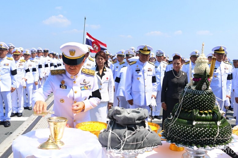 เรือรบหลวงตากสินล่องทะเลลอยเถ้าดอกไม้จันทน์