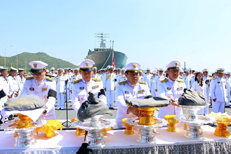 เรือรบหลวงตากสินล่องทะเลลอยเถ้าดอกไม้จันทน์